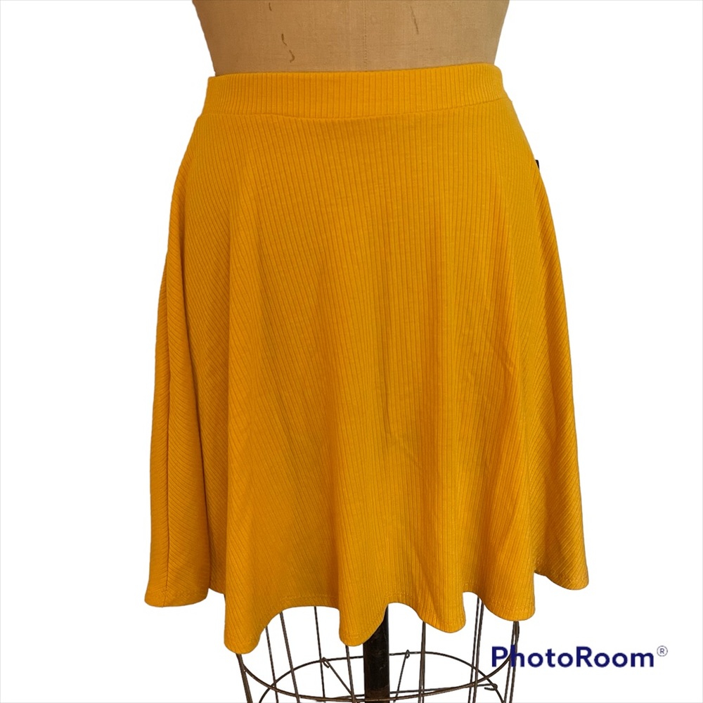 VTG NWT Full / Circle Knee length Skirt, Ribbed Knit, Size M